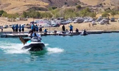 Elazığ'da sahibiyle jet ski turu atan köpek gülümsetti