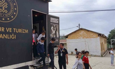 Gezen Sinema Tırı Baskil'de çocuklarla buluştu