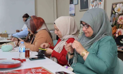 Kadınlar, el sanatları kursunda hem öğreniyor hem de ev ekonomisine katkı sağlıyor