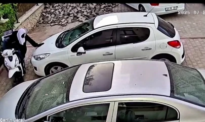 Kafasına atlet ve kask geçirerek hırsızlık girişiminde bulunan 2 şahıs kamerada