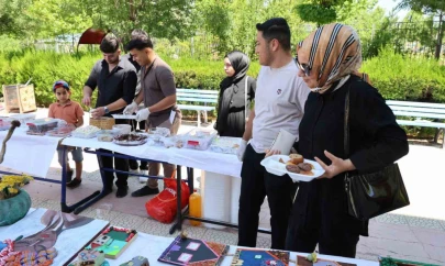 Karnelerini aldılar, yardım için okulu terk etmediler