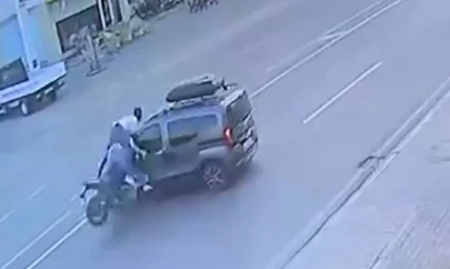 Kaza yapan motosikletteki yolcu, havada üç takla attı: O anlar kamerada