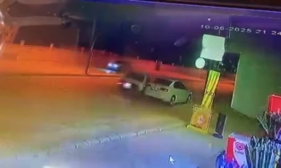 Park halindeki otomobile çarpıp kaçtı: O anlar kamerada