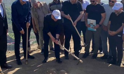 Vali Hatipoğlu, 3 bin yıllık tarihi Palu Kalesi için ilk kazmayı vurdu