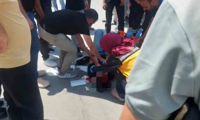 Vatandaşlar yerdeki yaralıyı güneşten korumak için dondurma şemsiyesi kullandı