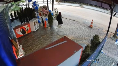 Dükkanın önündeki çiçeği alıp uzaklaşırken kameralara yakalandı