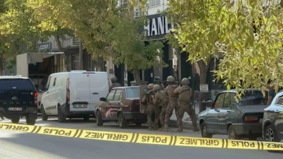 Elazığ'da bir kişi polisle çatıştı: Şahıs etkisiz hale getirildi, 1 polis yaralandı