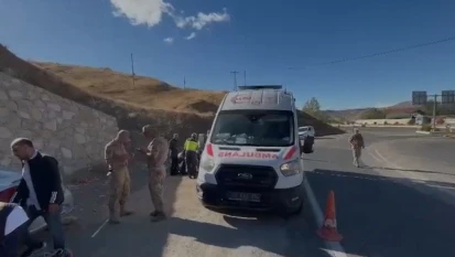 Elazığ'da otomobil durağa daldı: 1'i ağır 6 yaralı