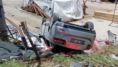Elazığ'da otomobil şarampole devrildi: 2 yaralı