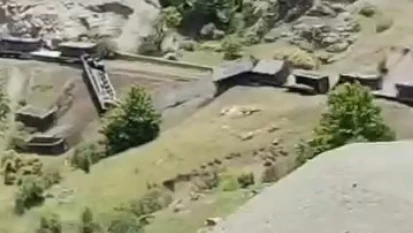 Elazığ'da zemin kaydı: Bakır cevheri taşıyan vagonlar devrildi