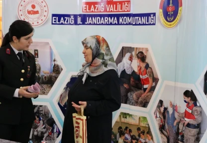 25 Kasım Kadına Yönelik Şiddetle Mücadele Gününde jandarma vatandaşları bilgilendirdi