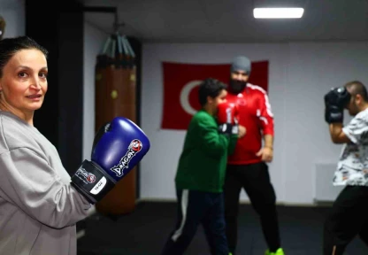 47 yaşındaki hemşire anne çocuklarıyla birlikte eldiven giyip ringe çıktı