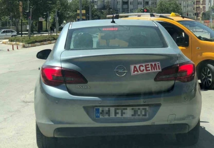 Aracının arkasına 'acemi' yazıp trafiğe çıktı