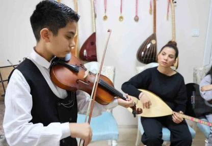 Depremden sonra müziğe sarılan anne çocuklarıyla üç enstrüman çalıyor