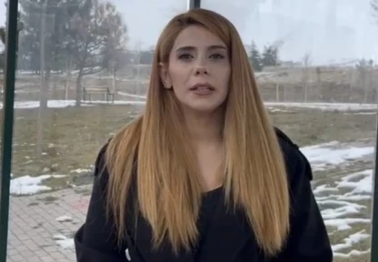 Durakta genç kızları gizlice görüntüleyen şahsa kadın muhtardan tepki