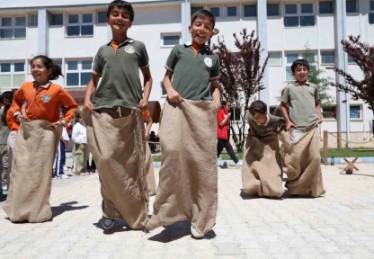 Elazığ'da 'Geleneksel Oyun Tırı' çocukları doyası eğlendirdi