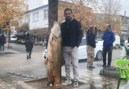 Elazığ'da 60 kiloluk turna balığı yakalandı