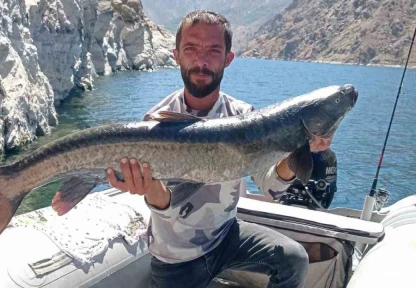 Elazığ'da amatör balıkçı, 11 kiloluk dev şabut yakaladı