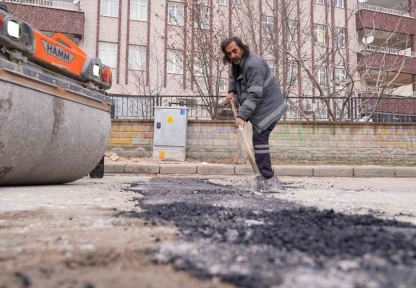 Elazığ'da asfalt yama uygulaması sürüyor