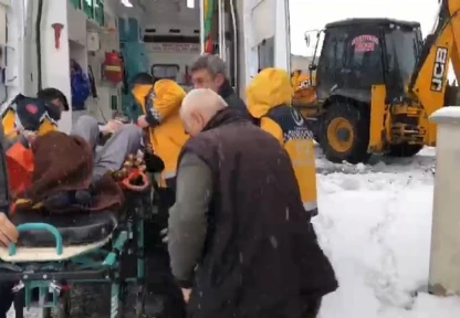 Elazığ'da kalp hastası köylü, ekiplerin yarım saatlik çalışmasıyla hastaneye kaldırıldı