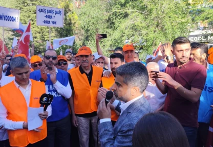 Elazığ'da Kamu İşçileri AK Parti İl Binası Önünde Toplandı