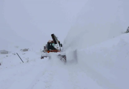 Elazığ'da kapalı köy yollarında çalışmalar sürüyor