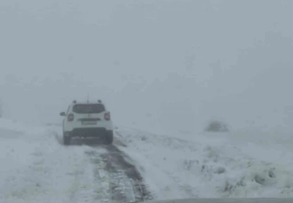 Elazığ'da kar yağışında mahsur kalan araç kurtarıldı