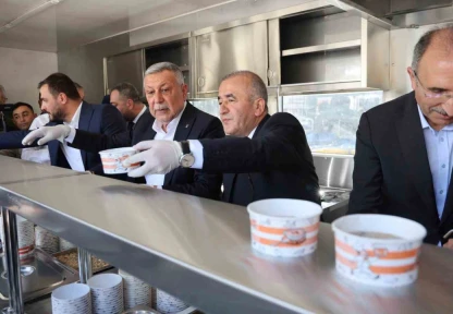 Elazığ'da vatandaşlara aşure ikram edildi