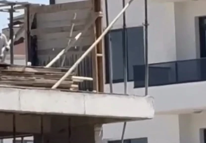 İnşaat işçilerinin tehlikeli çalışması kameraya yansıdı