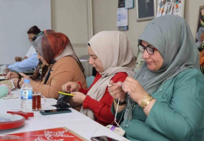 Kadınlar, el sanatları kursunda hem öğreniyor hem de ev ekonomisine katkı sağlıyor