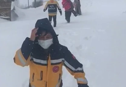 Sağlık personeli karda mahsur kalan hasta çocuğu kucağında böyle taşıdı