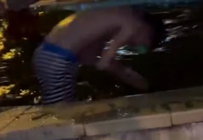 Sıcaktan bunalan çocuklar, süs havuzunda serinledi