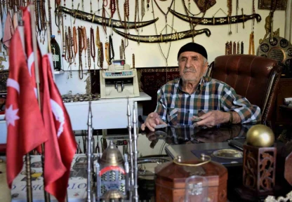 Tarihin içerisinden gelen 'Eskici Yaşar'ın antikaları gibi hayatı da dikkat çekiyor