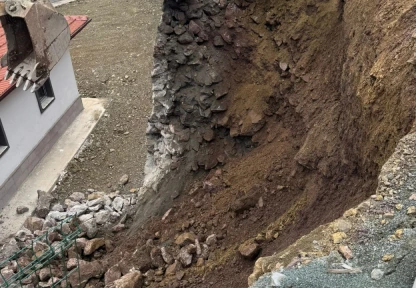 Yeni Teslim Edilen Deprem TOKİ Konutlarında İstinat Duvarı Çöktü