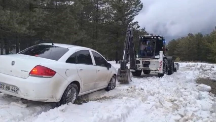 Elazığ'da karda mahsur kalan otomobil kurtarıldı