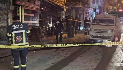 Motosikletin çarptığı pikabın yakıt deposu delindi: Yol trafiğe kapatıldı