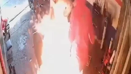 Motosikletteki yangına yanıcı maddeyle müdahale edince alevlerin arasında kaldılar: O anlar kamerada