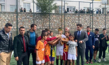 Arıcak'ta ortaokullar arası futbol turnuvası sona erdi
