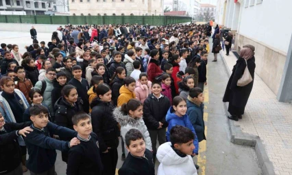 Depremde hayatını kaybedenler Elazığ'daki okullarda anıldı