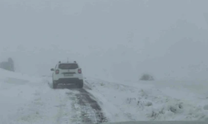 Elazığ'da kar yağışında mahsur kalan araç kurtarıldı