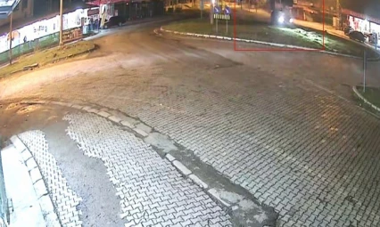 Elazığ'da kontrolü kaybedilen otomobil kavşaktaki refüje çıktı: 1 yaralı