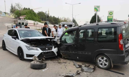 Elazığ'da otomobil ile hafif ticari araç kafa kafaya çarpıştı: 1 yaralı