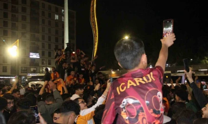 Elazığ'da taraftarlar meydanı karnaval alanına çevirdi
