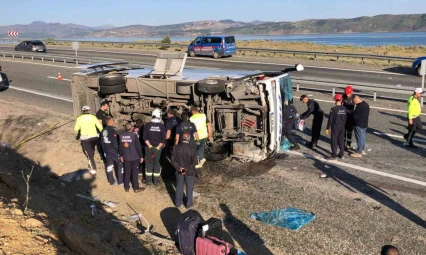 Elazığ'da yolcu midibüsü karşı şeride geçerek yan yattı: 25 yaralı