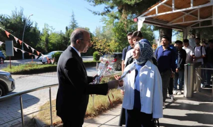 Fırat Üniversitesi'nde öğrenciler çiçeklerle karşılandı