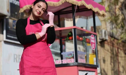 Genç kadın girişimci, pembe tezgahıyla sanayiye renk kattı