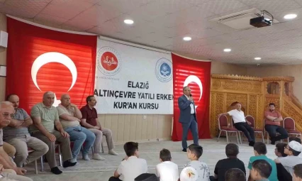 Kur'an kursunda karne ve ödül sevinci