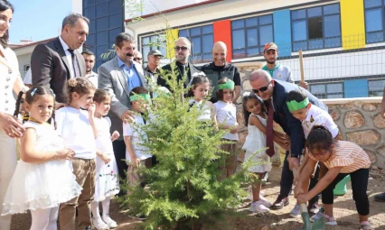 Minik öğrenciler, fidan dikerek okula başladı
