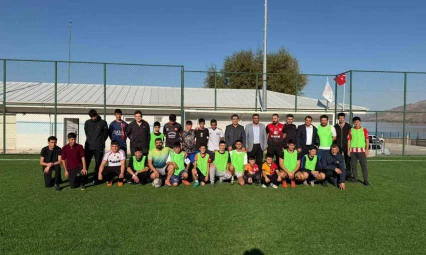 Öğrenciler ve aileleri futbol maçı yaptı, ortaya renkli görüntüler çıktı