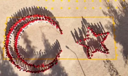 Öğrencilerin ay-yıldız koreografisi büyük beğeni topladı